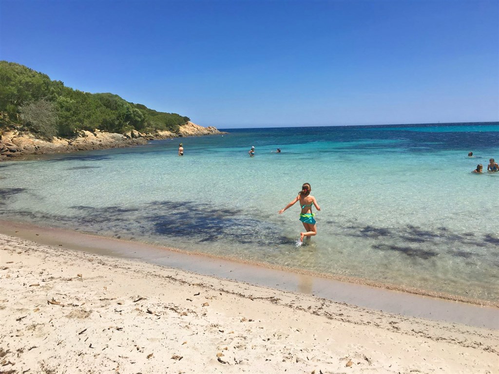 Pláž Cala Granu, Porto Cervo, Costa Smeralda, Sardinie