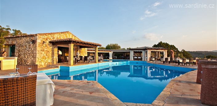 Stella di Gallura Residence - Pohled na bazén a terasu restaurace, Porto Rotondo, Sardinie, Itálie