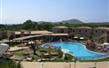 S´Incantu Resort - Pohled na bazén a apartmány, Villasimius, Sardinia