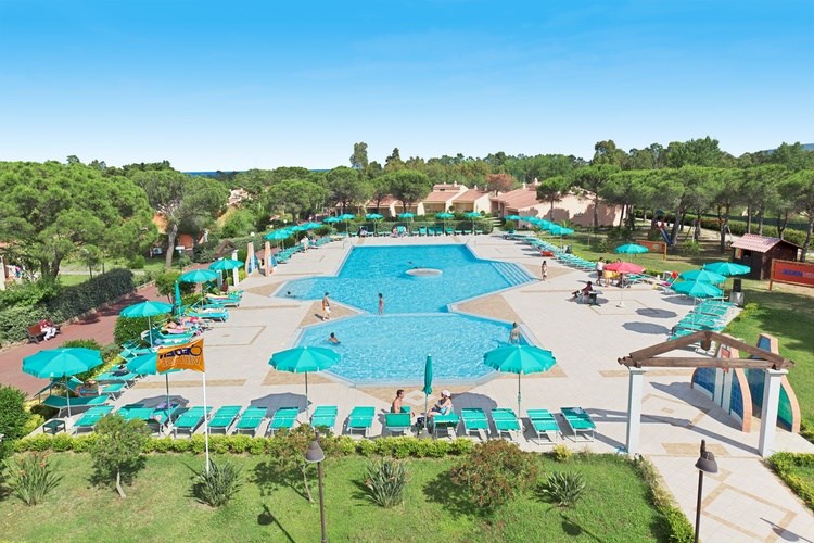 Bazén s lehátky a slunečníky a s částí pro děti, Budoni, Sardinie