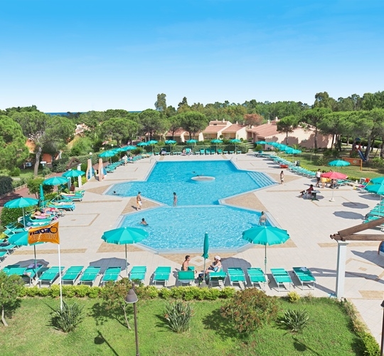 Bazén s lehátky a slunečníky a s částí pro děti, Budoni, Sardinie