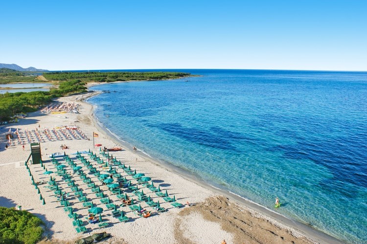 Krásná hotelová pláž s lehátky a slunečníky, Budoni, Sardinie