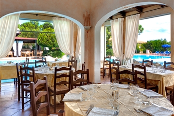 Restaurace, Golfo di Cugnana, Costa Smeralda, Sardinie