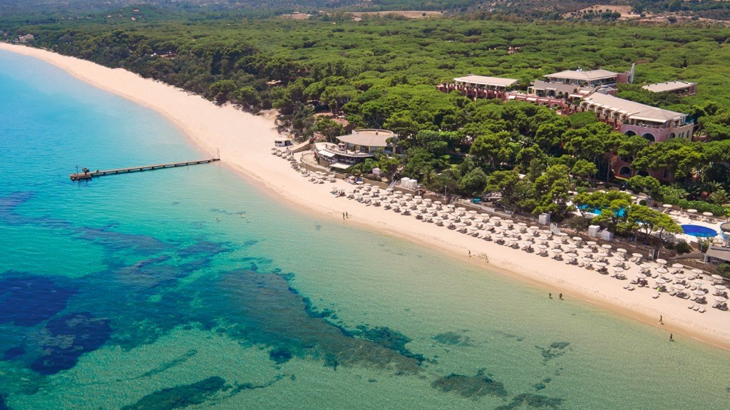 Letecký pohled na pláž, Santa Margherita di Pula, Sardinie