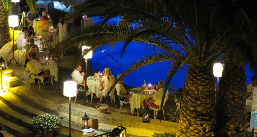 Restaurace s výhledem na bazén, Santa Margherita di Pula, Sardinie