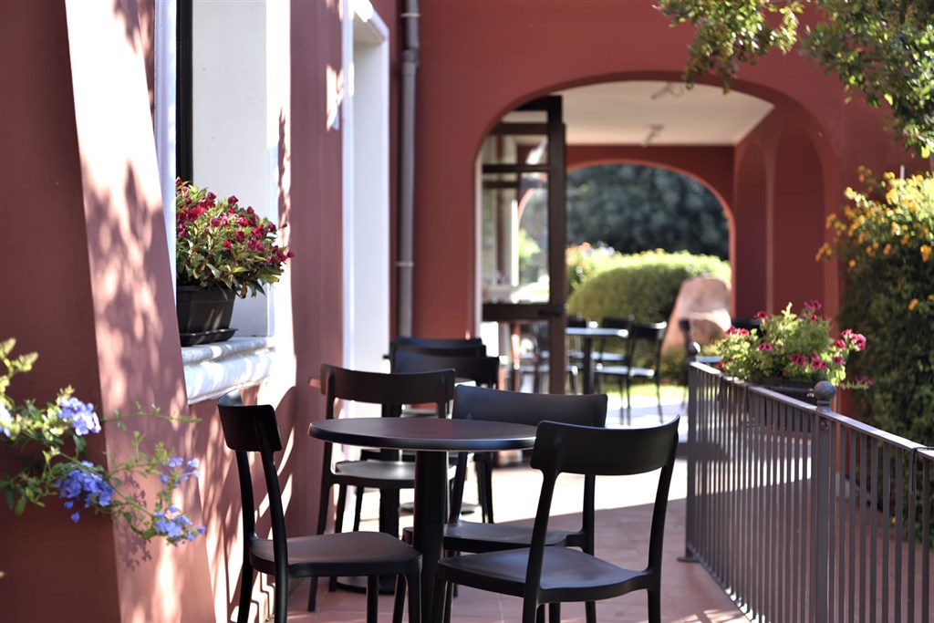 Exteriér hotelu, posezení na terase, Santa Maria Navarrese, Sardinie