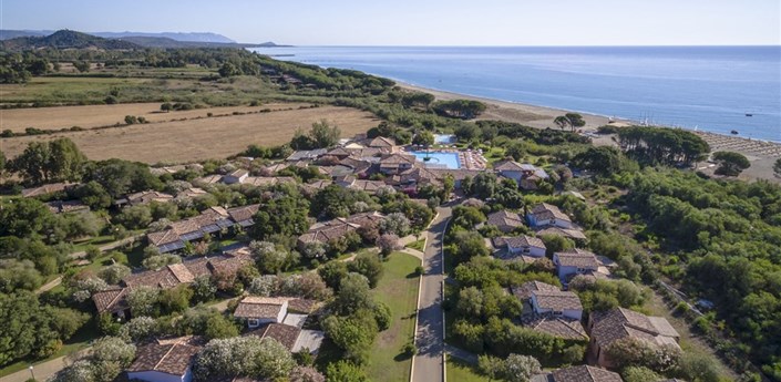 Perdepera Resort - Panoramatický pohled na vilky s pokoji, Marina di Cardedu, Sardinie