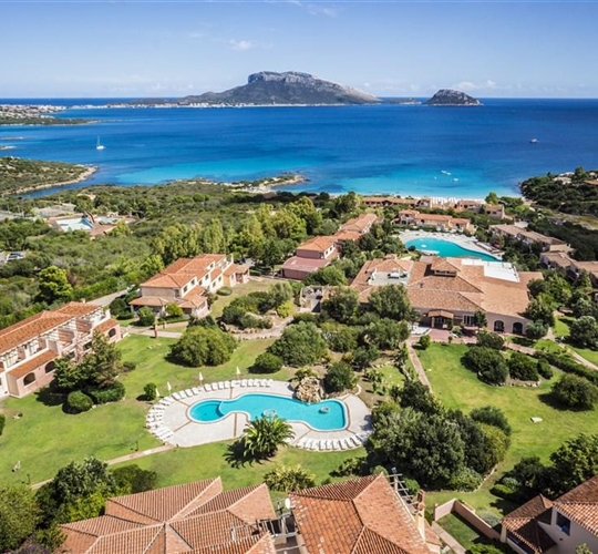 Panorama hotelového resortu, Golfo Aranci, Sardinie