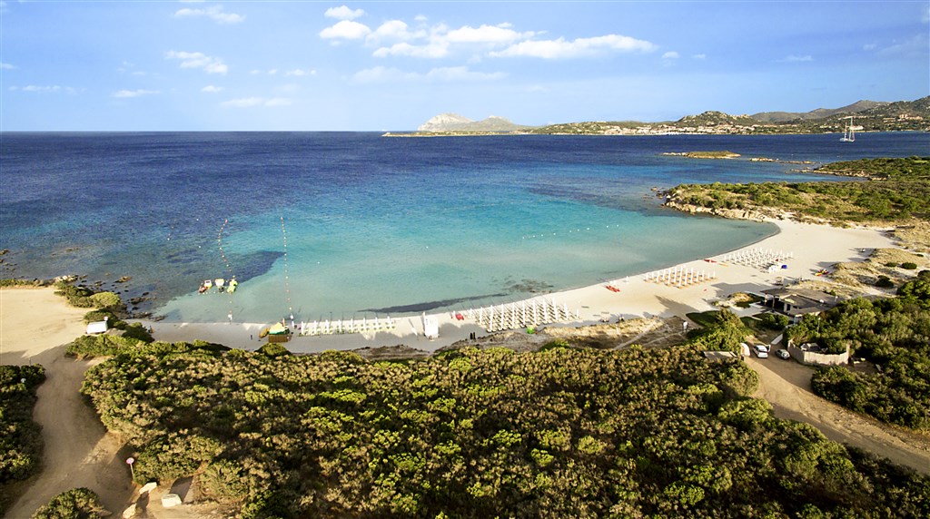 Pláž Rena Bianca, Golfo di Cugnana, Costa Smeralda, Sardinie