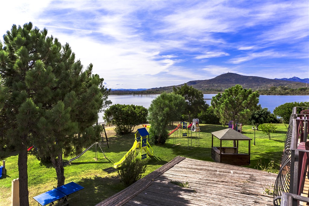 Pohled na dětské hřistě, Golfo di Cugnana, Costa Smeralda, Sardinie