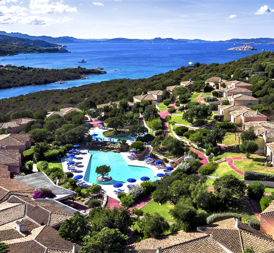 Pohled na hotelovou část Country, Porto Cervo, Costa Smeralda, Sardinie